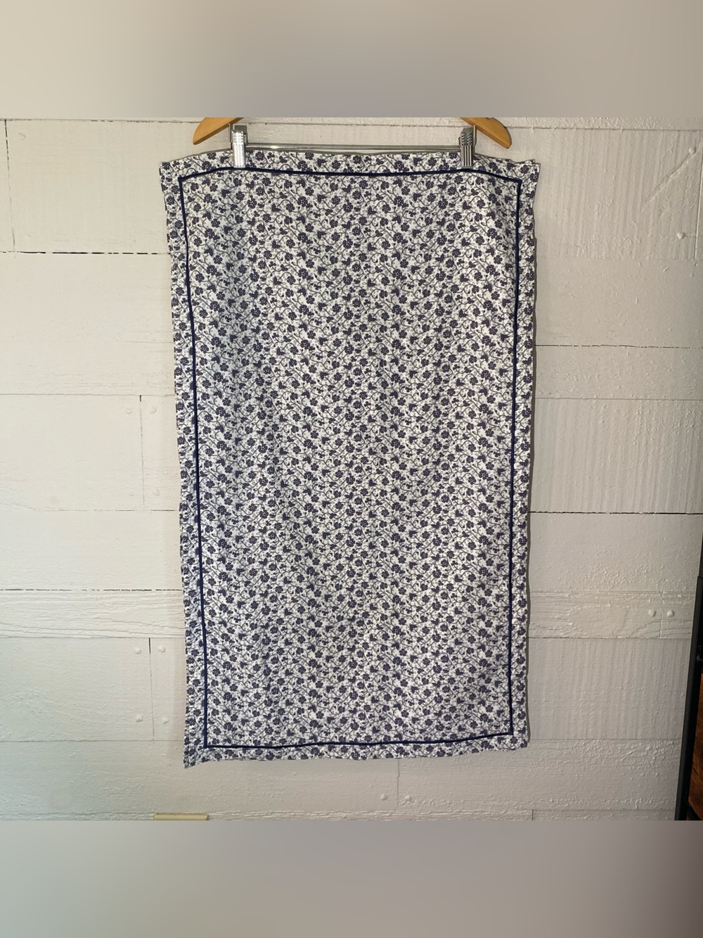 Set/2 Urban Habitat King Size Pillowcases/Shams-1" Flanges Edges-Navy/Wht Floral